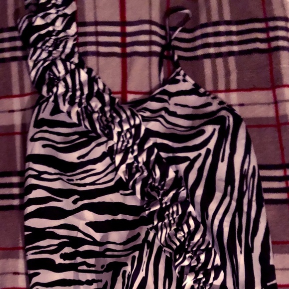 Express One Shoulder Design Top - Picture 2 of 2